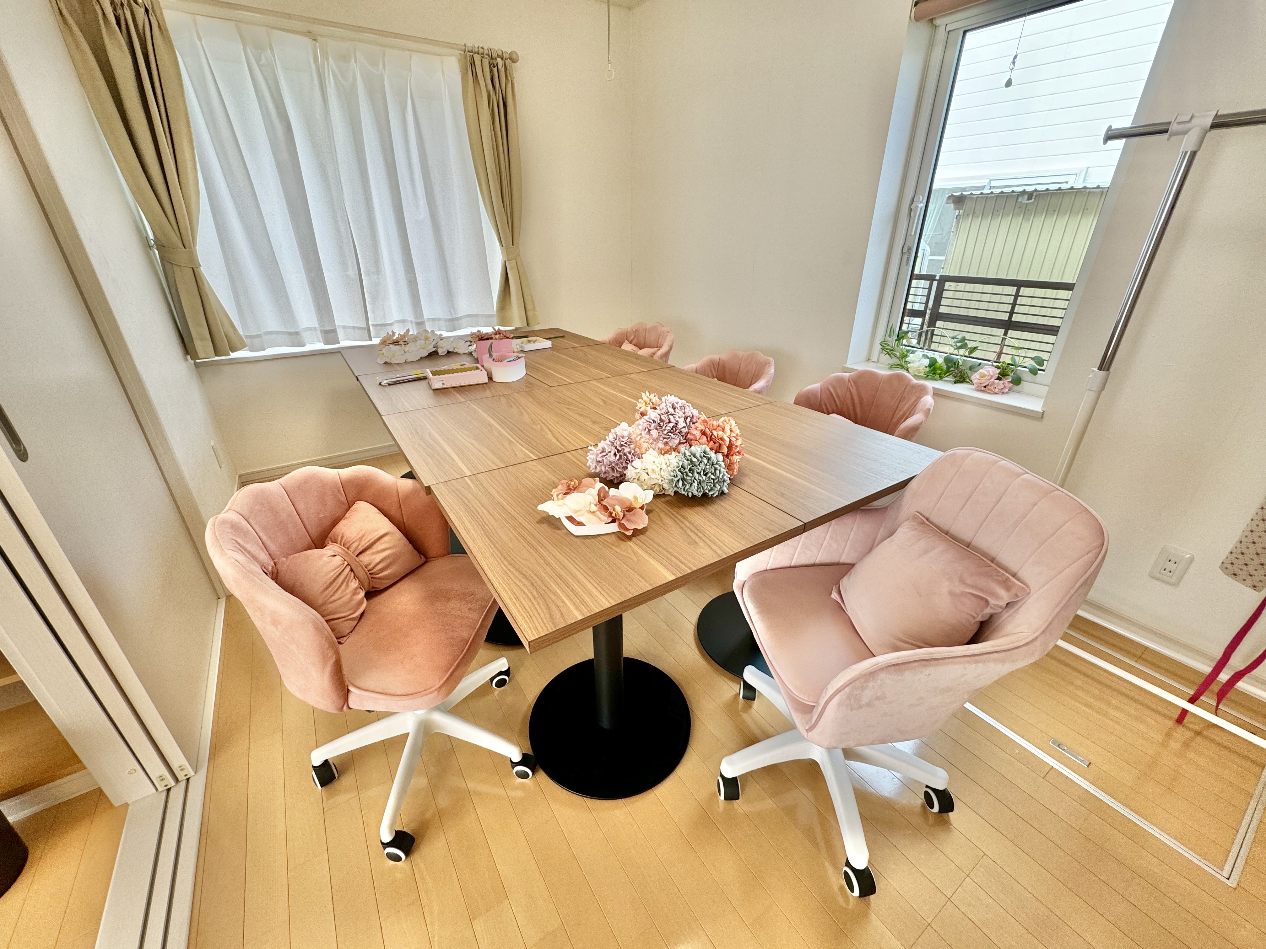お花の雑貨づくりの様子